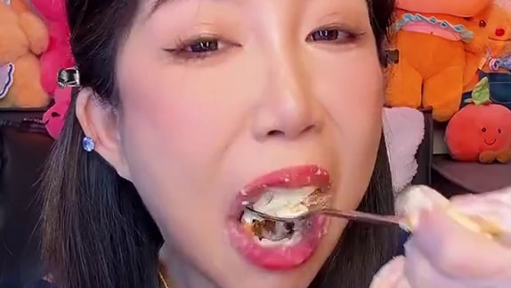 来啦解忧手作 这次等了半个月才发货 哈哈哈哈 可等死我啦#解忧手作 #酱多多 #爆浆 #甜品控