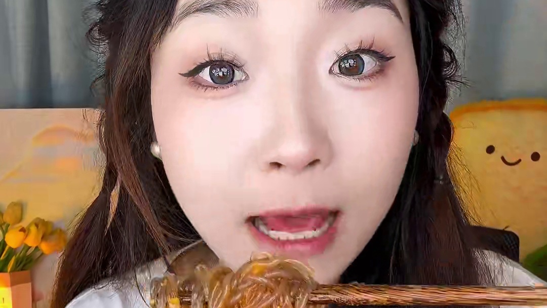 简直就是咱们懒人福音！而且非常好吃！很浓的蒜蓉味，而且热量太友好啦！！！一袋连汤带水155大卡！#魔