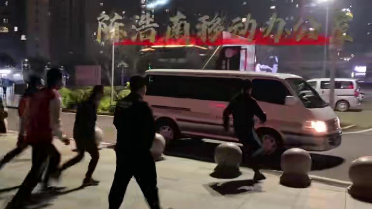 夜间小路遇到陌生人拦路该怎么办…#夜间 #开车 #拦路