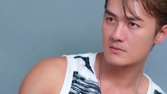 #吴克群经典造型梦回千禧年代  吴克群的身材管理都给我学啊！#老有意思旅行社