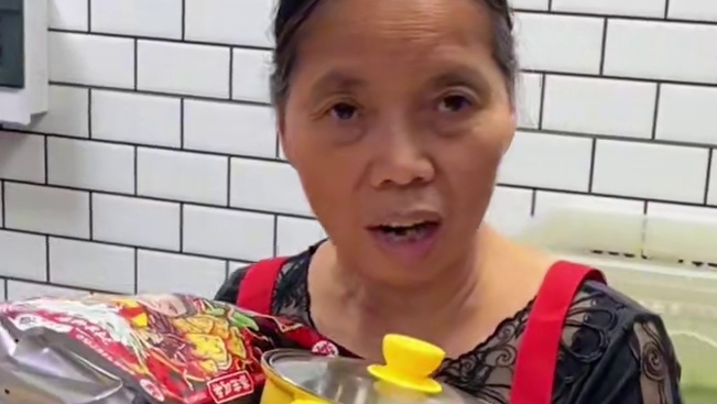 你信不信我一口吃完这个鸭脚~ #螺蛳粉