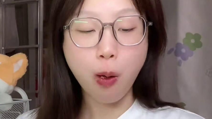 校园vlog｜女大学生一个人宅寝一天都吃了啥 早餐：香葱肉松面包
午餐：鸡腿饭
晚餐：生椰冷萃+青团