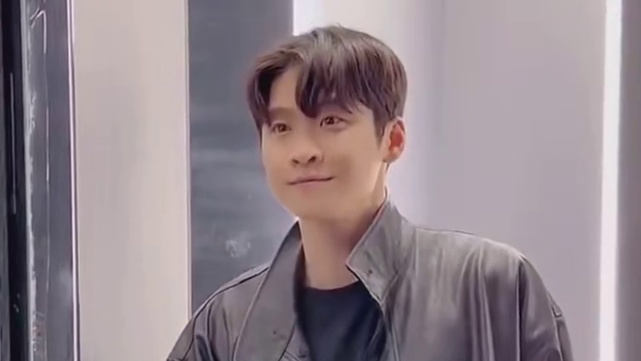 当乘坐电梯有人喊等一下的时候