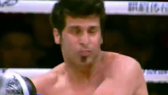 韩飞龙舍生踢将对手踢成斗鸡眼！#峨眉传奇 #搏击 #格斗 #体育