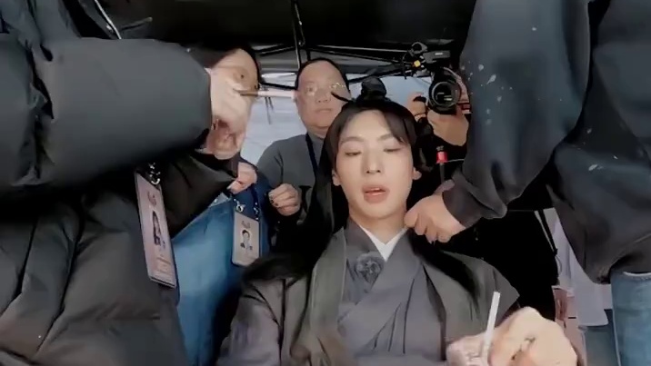 #无限超越班  #颜安  #余宇涵  反串扮女群演，从无比抗拒到沉浸其中