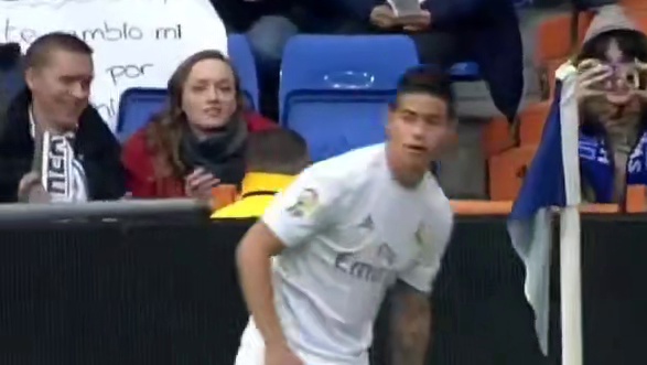 下一个站在伯纳乌角旗边的是——