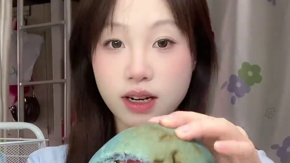 校园vlog｜在宿舍吃烤肉是种什么样的体验 午餐：欧包
晚餐：西瓜啵啵+烤肉
#校园 #vlog十亿