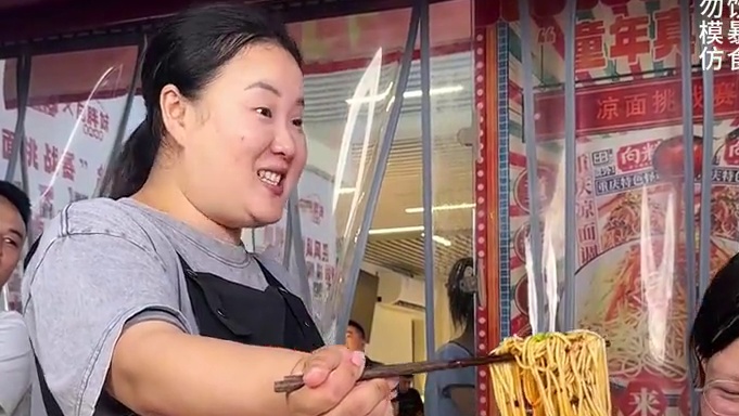 在内蒙古上学的东北黑龙江姑娘来挑战5两面，好紧张胖妹都为她捏把汗！#美食 #小面调料 #重庆小面