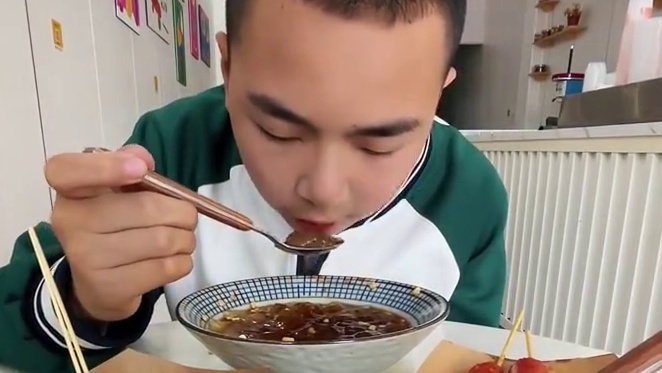 夏天一来，Q Q弹弹的冰粉吃起真巴适！#冰粉 #小吃