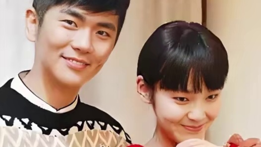 为何张佳宁跟着舅舅张晓龙姓张？本以为是普通家庭关系，得知真相竟令人潸然泪下#张佳宁 #张晓龙 #娱乐