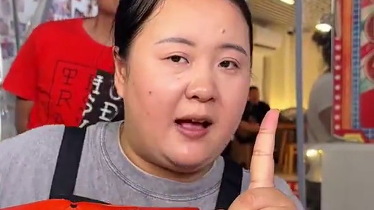 萌萌哒陕西妹子刚吃完5两面，又接着挑战1斤火锅米线，简直不可思议！#美食 #米线 #重庆小面 #小面