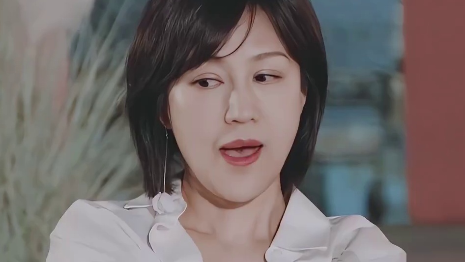 鲍蕾和陆毅相爱三十年仍恩爱如初，这个眼神暴露了他们婚姻秘诀