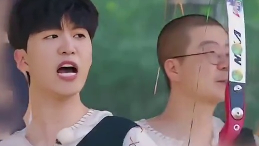 范丞丞  绝美落日搭配帅气姿势，氛围感满分了～