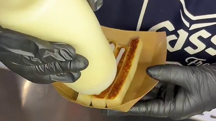 街边奶香芝士条，10元3条值不值？！糯叽叽超爱！！