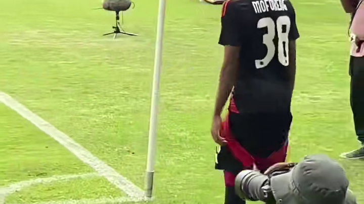 足球比赛 这算不算离谱射门#足球