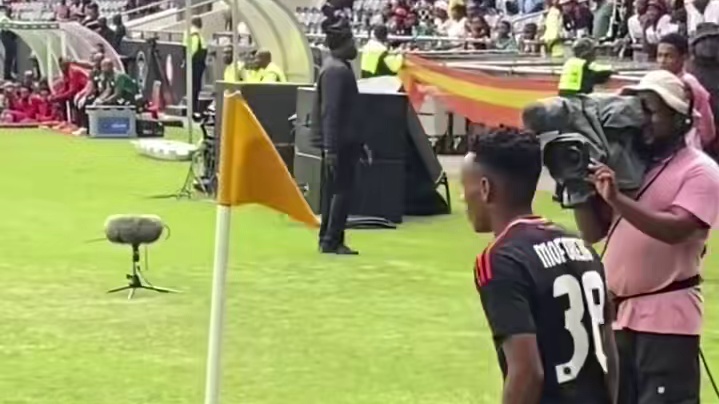 足球比赛 这算不算离谱射门#足球