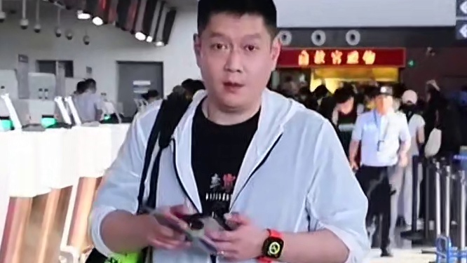 国乒出发多哈，邱贻可这颜值绝了，年轻帅到老呀