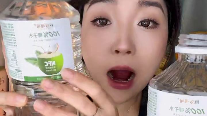到手两大瓶！真的很清甜！而且配料只有椰子水！咱们平时喝起来也没负担！而且椰子水富含天然电解质哦！#椰