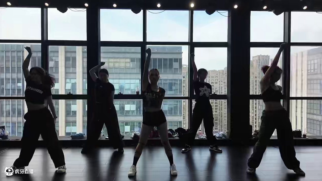 打铁？都不……
跳！跳的就是打铁！要狠狠地跳，跳完就暴汗#舞蹈课堂随拍 #浅跳一下 #kimmiiz