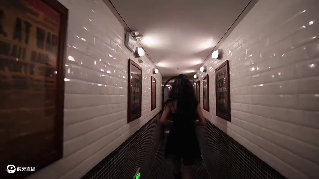 一秒穿越隐藏式酒吧，暗黑复古的美学空间