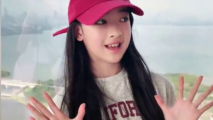 #聂远 #秦子越 夫妇为11岁女儿天天庆生，五官神似父亲聂远，脸型体态随母亲，颜值在星二代中十分亮眼