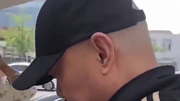 国乒集体出发多哈世乒赛，送行的马龙跟孙颖莎击掌鼓劲