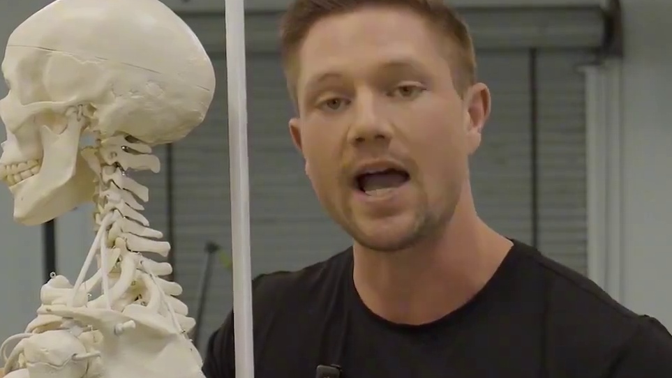 你要去理解这样驼背圆肩的体态，而不是努力挺直身体拉直它 我们要学会去思考真正的成因以及背后更宏观层面