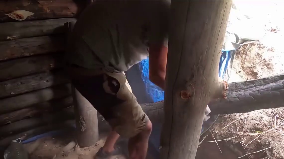 阿克完成地下木屋的整体建造，并在屋内升级火炉！ #野外露营 #解压 #荒野建造 #极寒生存