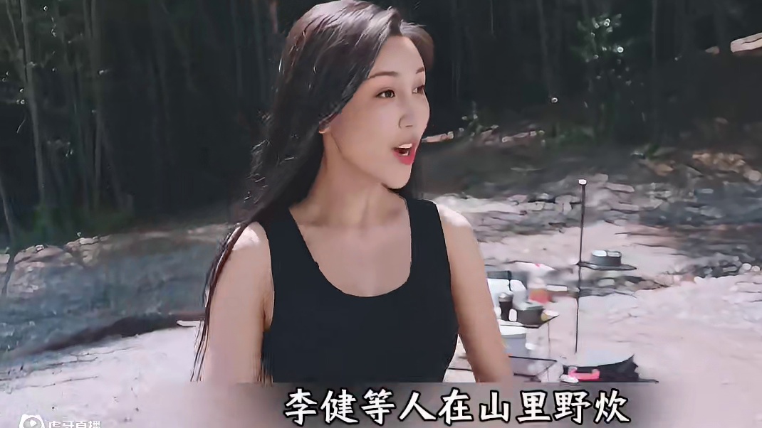 救援队将最后两瓶水给遇难者，却没想到水被丢掉，气的拳头都硬了