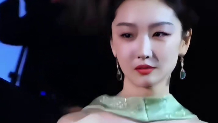 周冬雨素颜与路人合照