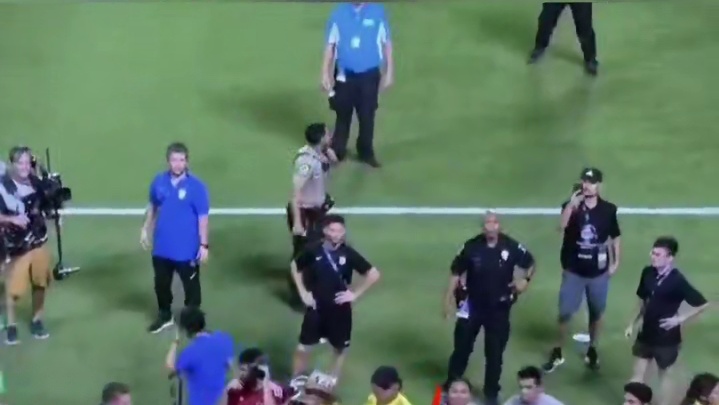 家人受到对手球迷侵犯，努涅斯不惧禁赛风险与球迷发生冲突。#足球