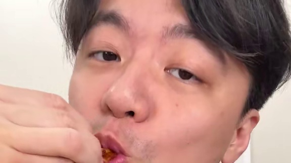 咬一口，满满的肉香在嘴里散开，让人忍不住一包接一包！#小石头鸡翅尖 #追剧小零食 #下酒菜