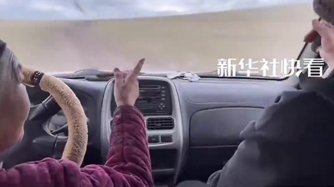 74岁奶奶开车带73岁闺蜜春游，奶奶：呐，人生就是旷野！