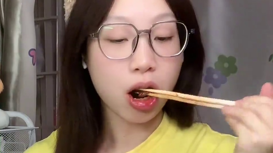 校园vlog｜不控制体重的一天吃什么 早午餐：火鸡面
晚餐：高人拉面+西瓜
#校园 #女大学生日常生