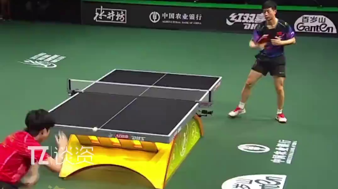 #多哈世乒赛红球桌好亮眼，这到时候打起来可太喜庆了啊，已经开始期待运动员们上场比赛了！#国乒 #乒乓
