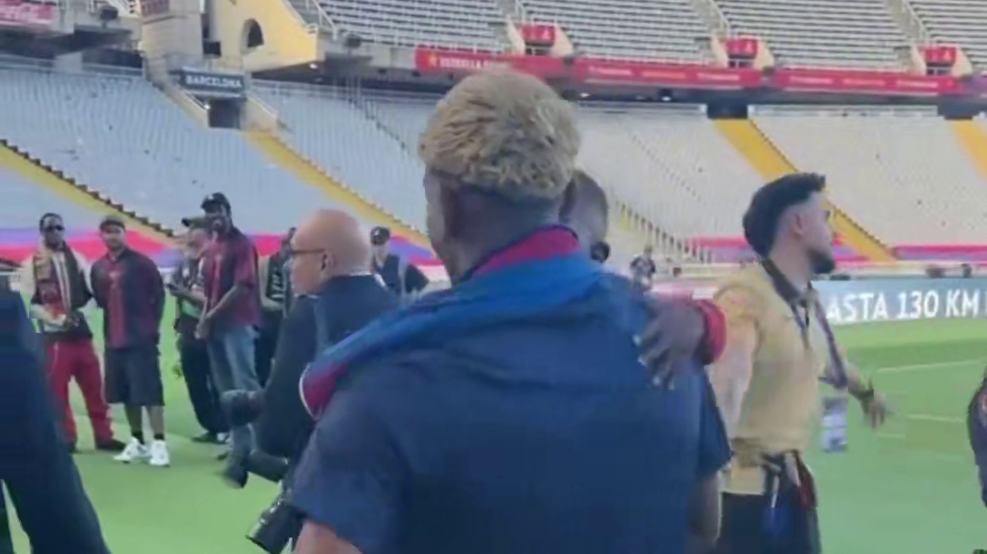 亚马弟:哥，你去哪，带我去玩呗…
亚马尔:走…有个大明星要你哥的签名球衣，我带你去打个招呼