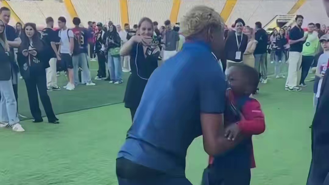 亚马弟:哥，你去哪，带我去玩呗…
亚马尔:走…有个大明星要你哥的签名球衣，我带你去打个招呼