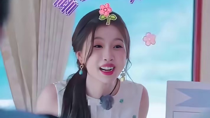 丁禹兮自带反光板给虞书欣打光