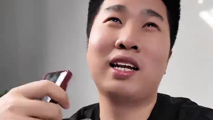 当你的好朋友买了iPhone，你对他的态度 #万万想不到 #iPhone #搞笑 #苹果手机 #iP