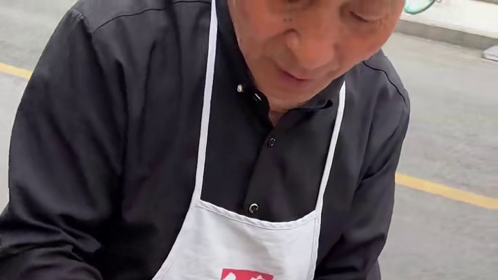 街边偶遇自行车豆花凉面