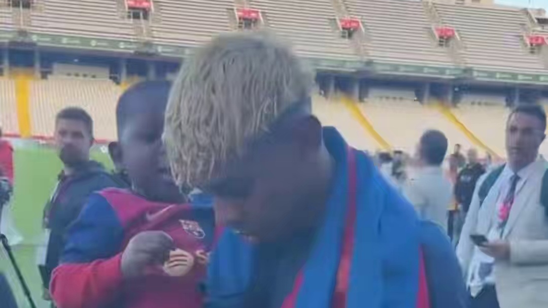 亚马弟:哥，你去哪，带我去玩呗…
亚马尔:走…有个大明星要你哥的签名球衣，我带你去打个招呼