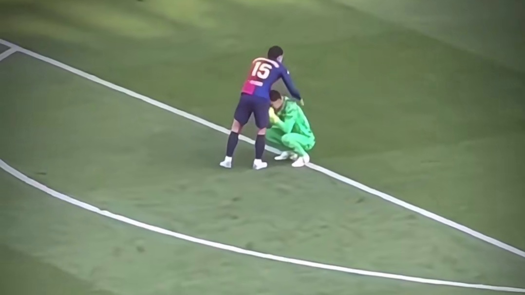 退役回归夺3冠！35岁什琴斯尼赛后蹲地痛哭擦拭眼泪#足球#