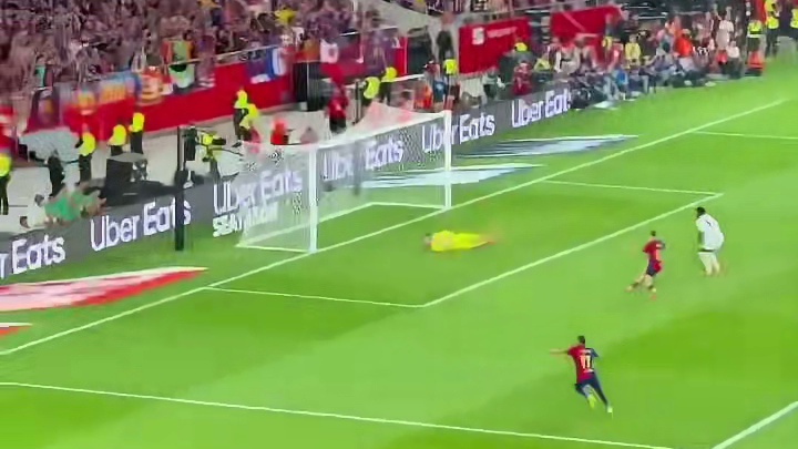 一个传球力量小，一个等球到，两个都有问题