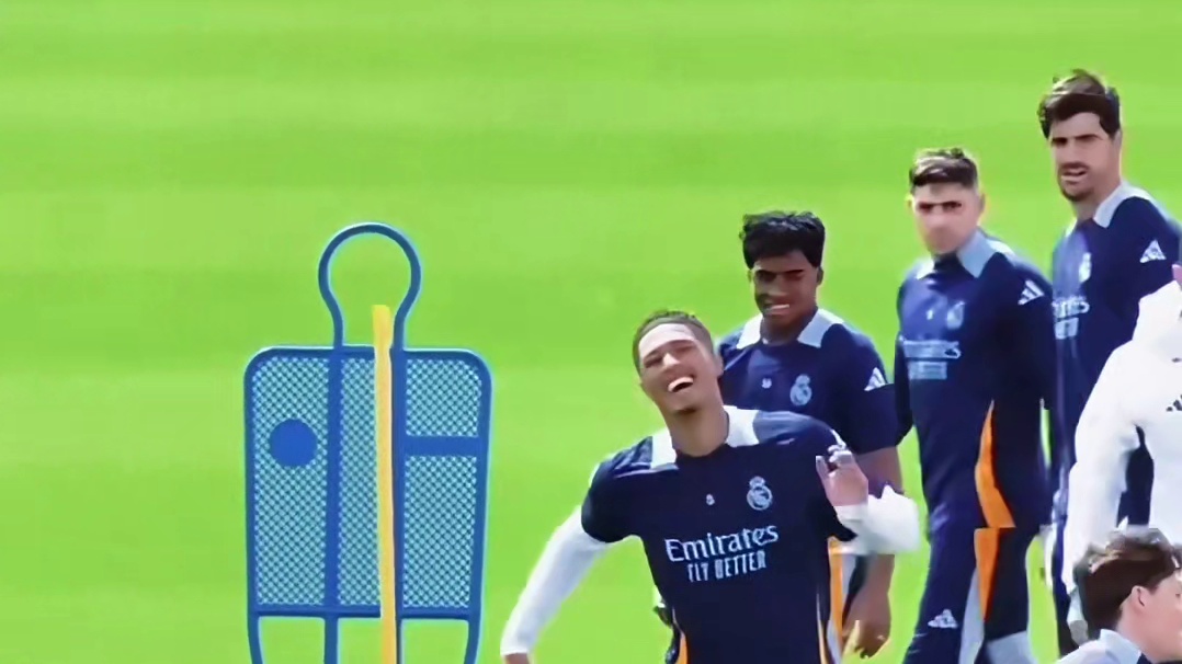 皇马队员在大风中训练，珍惜和安切洛蒂的最后的训练时光