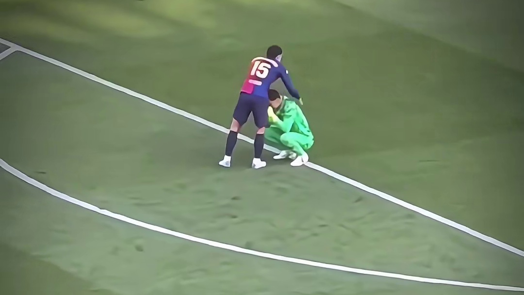 什琴斯尼赛后蹲地痛哭擦拭眼泪，情难自抑