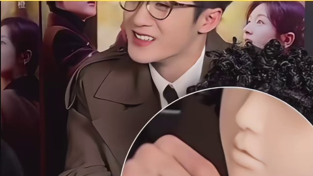 用左手食指和右手拇指一起打字哈哈哈哈哈