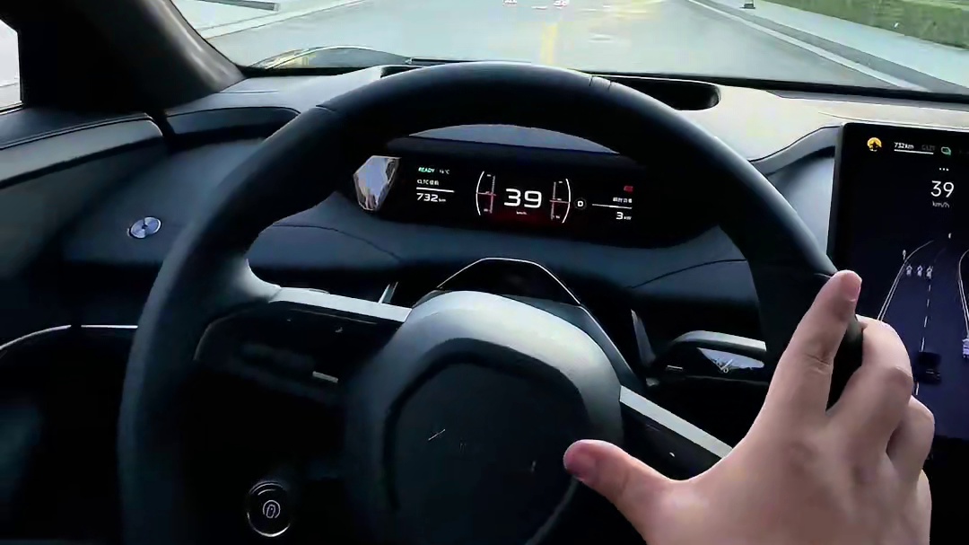 #小米su7 Max亮相校园，人生值得被奖励，这就是Dream Car的意义。#su7 #小米汽车 