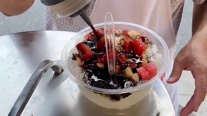 路边偶遇手摇红糖糍粑！还是小时候的味道～