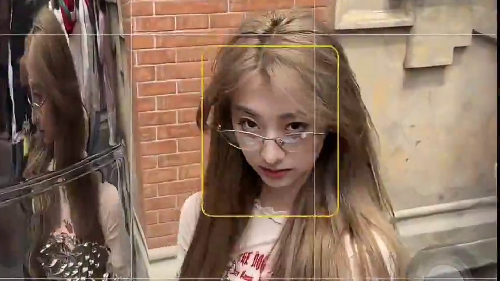 韩女拍照精髓我悟了❗️3个公式轻松拿捏 #奥利奥季节限定 #奥利奥寻味八方 #奥利奥 #拍照姿势