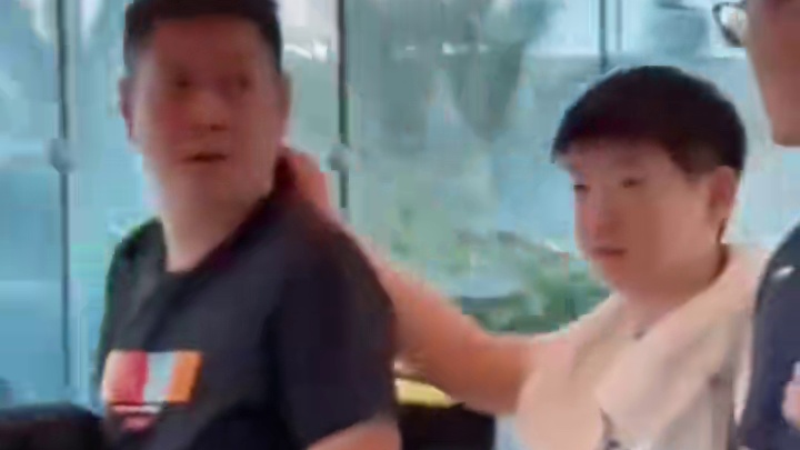 邱指导走到哪里都忍不住rua一下莎莎，两个人真的处得像闺蜜一样#孙颖莎 #邱贻可